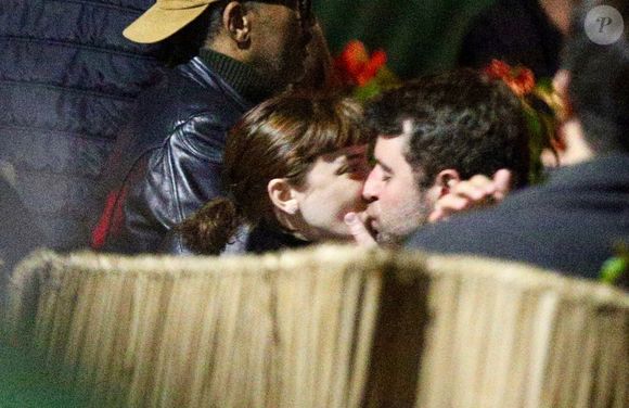 Alice Wegmann troca beijos com novo affair em restaurante após rumores com Humberto Carrão, o Afonso de 'Vale Tudo'