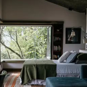 O imóvel de Caio Blat, localizado no Itanhangá, na Zona Oeste do Rio de Janeiro, está à venda por R$ 4,5 milhões.