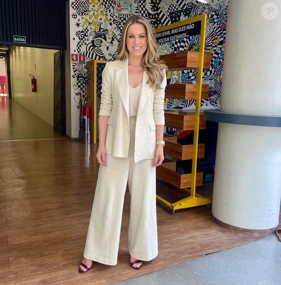 Nessa proposta de look, a jornalista Jacqueline Brazil da Globo usou a cor yellow butter, ou seja, blazer amarelo manteiga, calça da mesma cor e blusa brancas, com um toque de cor para a sandália vinho.
