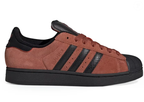 Os novos tênis da Adidas, no modelo Superstar II Wild Sepia Core Black Team Victory Red, traz uma pegada no estilo old money.