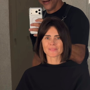 Carolina Dieckmann surpreendeu os seguidores ao exibir o cabelo curtinho, mudança feita especialmente para dar vida à icônica Diná em nova versão de A Viagem