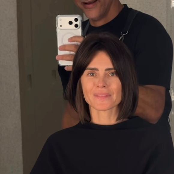 Carolina Dieckmann surpreendeu os seguidores ao exibir o cabelo curtinho, mudança feita especialmente para dar vida à icônica Diná em nova versão de A Viagem