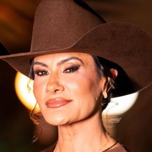 Mãe de Ana Castela surge em look elegante marrom para Barretos e famosas elogiam: 'Maravilhosa'