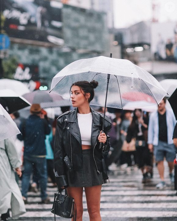 Nesta foto, a influenciadora Dulceida mostra uma opção de look para usar com os tênis Adidas