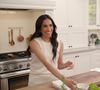 'Ela não é...': diretor do programa de Meghan Markle na Netflix reage às críticas sobre dicas controversas de culinária da duquesa