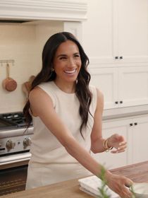 'Ela não é...': diretor do programa de Meghan Markle na Netflix reage às críticas sobre dicas controversas de culinária da duquesa