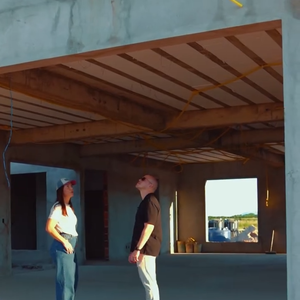 Mansão de Ivete Sangalo tem uma sala espaçosa com bastante ventilação