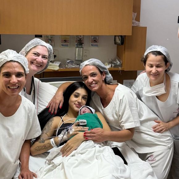 Bia Miranda compartilhou alguns registros do nascimento da bebê Maysha, junto da equipe médica.