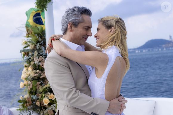 Leila (Carolina Dieckmann) vai se casar usando penteado semi-preso, opção prática e elegante