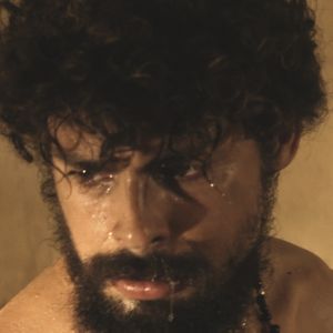 2017: no papel mais multifacetado de sua carreira, Cauã Reymond viveu os gêmeos Yaqub Rahal e Omar Rahal em 'Dois Irmãos' - um deles era extremamente barbudo