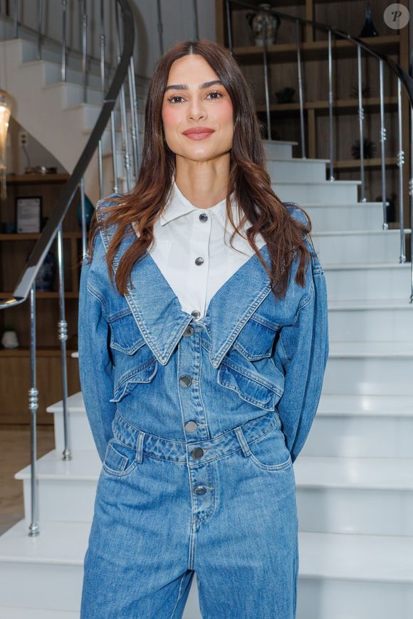 Já Thaila Ayala apostou em uma sobreposição moderna: camisa branca de botão com macacão jeans como peça principal