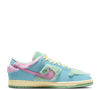 Esqueça a ideia de que inverno combina apenas com cores sóbrias. O Nike SB Dunk Low 'Verdy Visty' prova que os tons pastel também têm espaço na estação e ainda elevam a produção com muito estilo