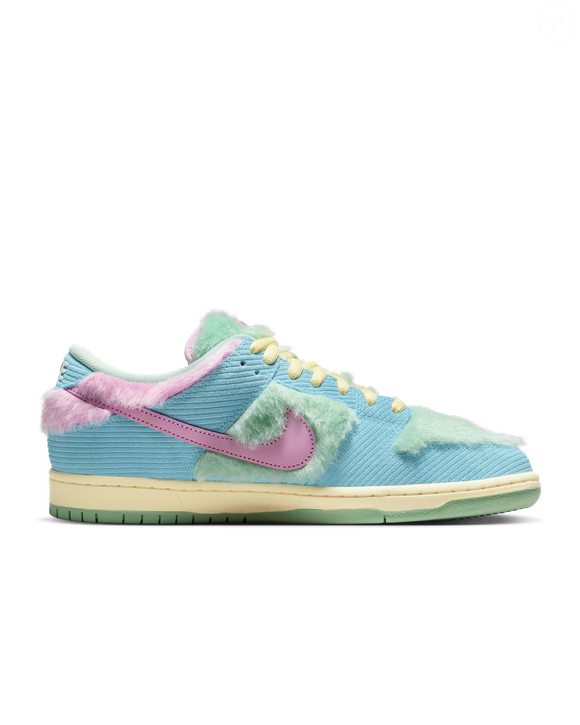 Esqueça a ideia de que inverno combina apenas com cores sóbrias. O Nike SB Dunk Low 'Verdy Visty' prova que os tons pastel também têm espaço na estação e ainda elevam a produção com muito estilo