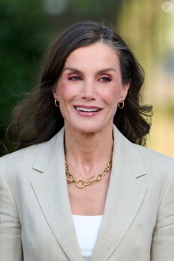 Você sabia? Segundo especialistas, o bronzeado saudável exibido por Letizia ativa o chamado "efeito de validação do espelho", fenômeno psicológico que contribui para uma percepção mais positiva de si mesma