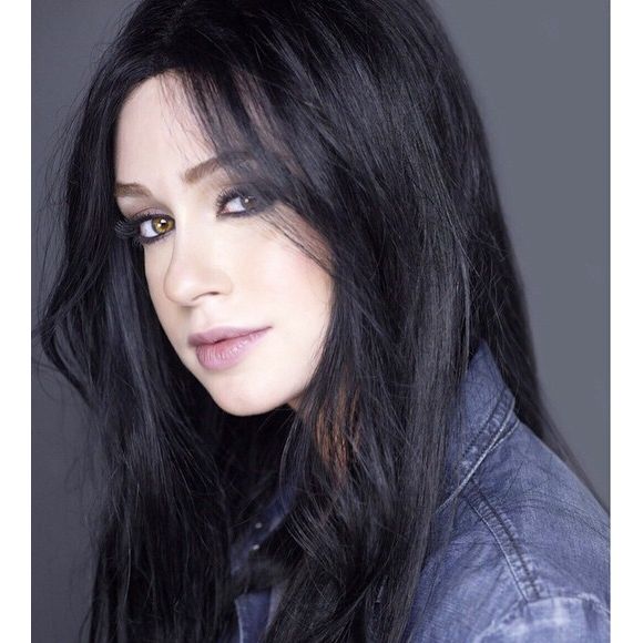 Marina Ruy Barbosa é uma das famosas que já usou cabelos falsos. A atriz apareceu recentemente de peruca preta para interpretar Malvina na série 'Amorteamo', da TV Globo