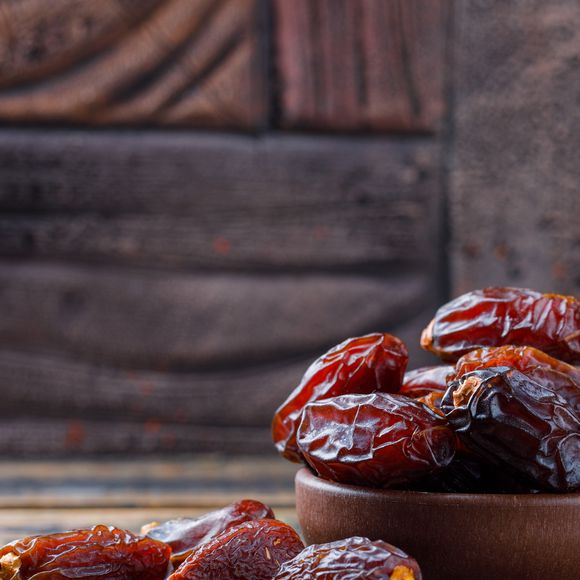 Tâmaras são excelentes frutas para diminuir a vontade de comer doces ao longo do dia, sendo aliada da dieta