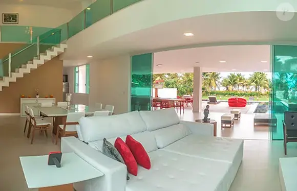 Sala luxuosa também é destaque em mansão onde Carla Perez já curtiu momentos de lazer na Bahia