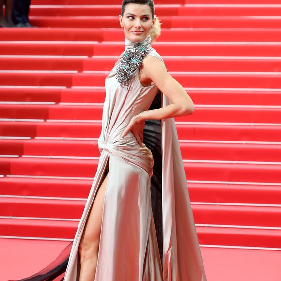 Isabeli Fontana é a primeira celebridade a usar o acessório de valor inestimável e que levou dois anos para ficar pronto. O styling ficou sob a responsabilidade de Alberth Franconaid.