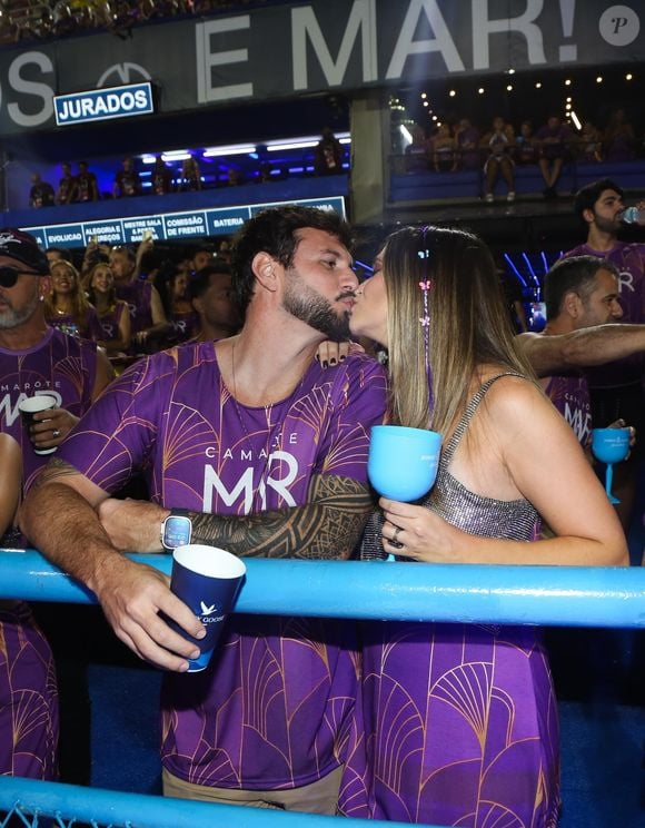 Juliana Paiva e o namorado, Danilo Partezani, trocaram beijo na Sapucaí no carnaval 2025