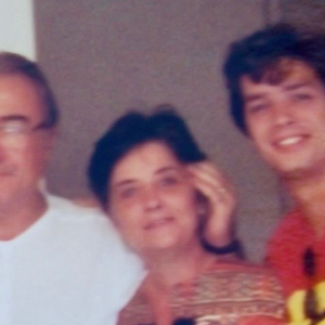 Foto de Fabio Assunção ao lado dos pais.