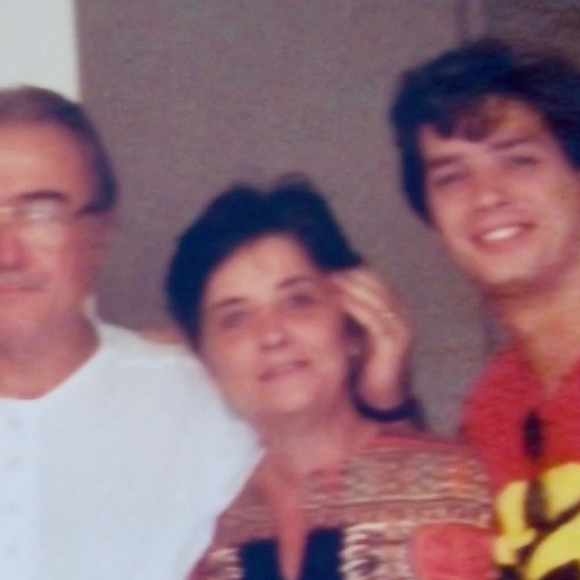 Foto de Fabio Assunção ao lado dos pais.