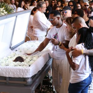 Ex-affair de Preta Gil tocou na cantora e passou um bom momento ao lado do caixão