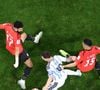 Após a vitória da Argentina sobre o Egito, o gesto antirracista da FIFA dominou as redes sociais. Veja o que aconteceu e o que diz o protocolo da entidade