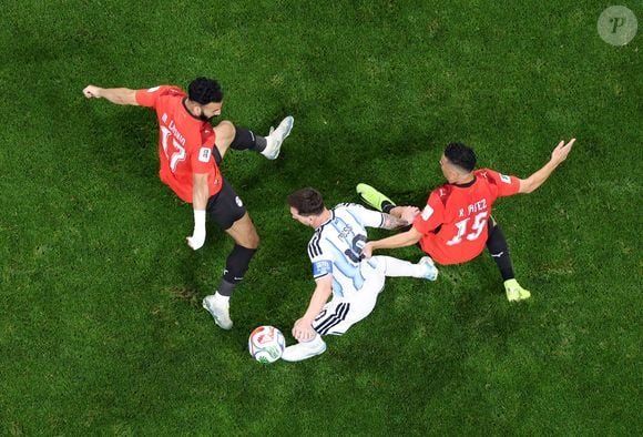 Após a vitória da Argentina sobre o Egito, o gesto antirracista da FIFA dominou as redes sociais. Veja o que aconteceu e o que diz o protocolo da entidade