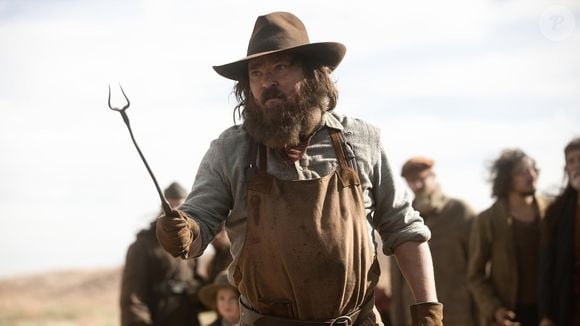 A série acompanha a jornada pessoal de vários protagonistas, ao mesmo tempo em que transforma o próprio cenário implacável e hostil do Velho Oeste em um personagem