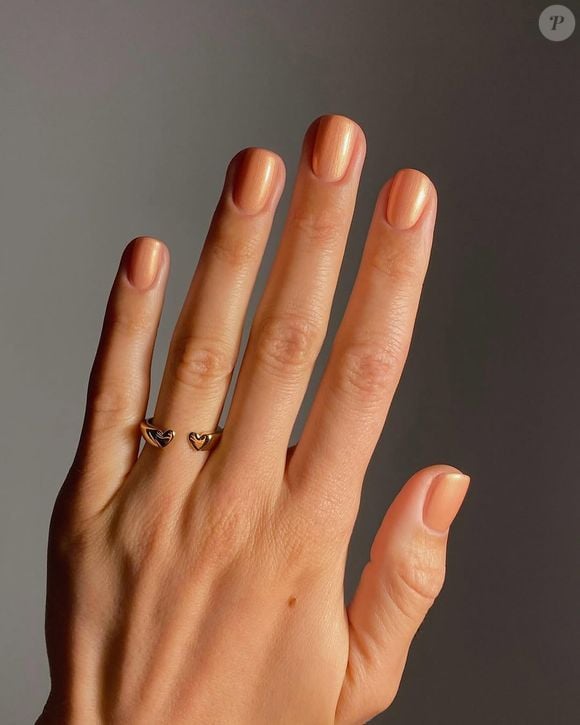 Unhas no tom pêssego delicado vão bem com tudo e são ótimas apostas para o Outono: trazem um ar suave e delicado.