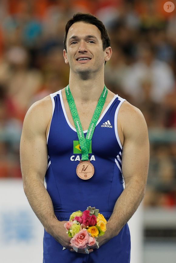 Mudança na aparência de Diego Hypólito se deu pelos seus visuais e também por procedimentos estéticos