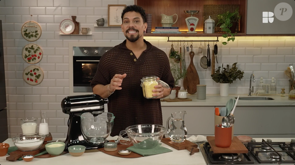 Aprendi com o ex-BBB Vinícius Nascimento uma receita de bolo de flocão de milho irresistível