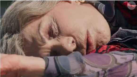 É impossível não rir, não se irritar, não se encantar com Josefa fazendo fofoca com Gerluce (Sophie Charlotte) e provocando Arminda (Grazi Massafera).