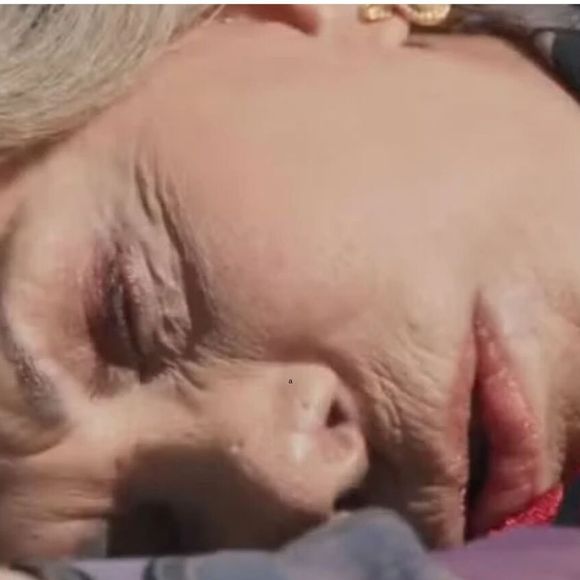 É impossível não rir, não se irritar, não se encantar com Josefa fazendo fofoca com Gerluce (Sophie Charlotte) e provocando Arminda (Grazi Massafera).