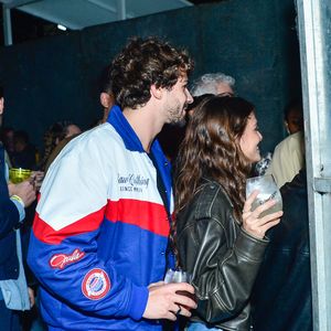 Luana Marquezine e Lucca Picon foram flagrados agarradinhos curtindo os shows e geraram rumores de affair na web