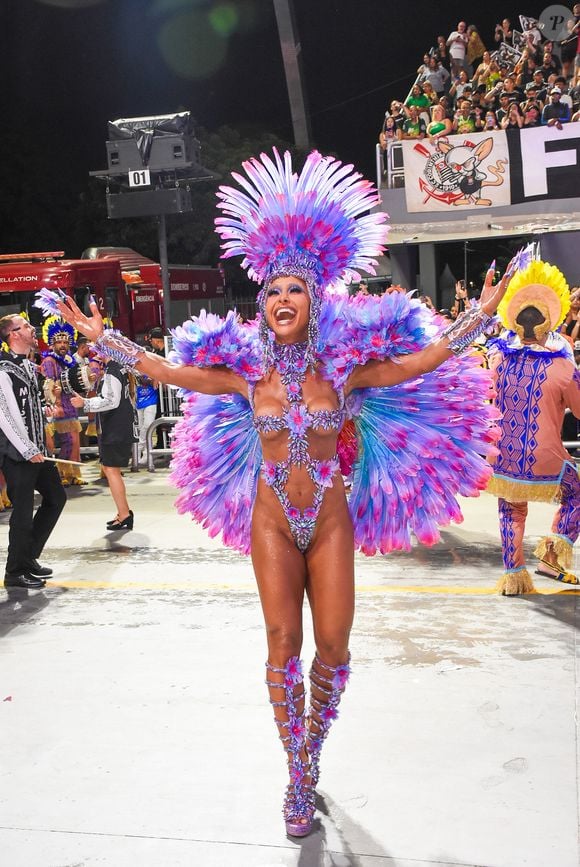 Sabrina Sato destacou a virilha sarada e lisinha com muito corpo à mostra no desfile do Carnaval 2026 da Gaviões da Fiel