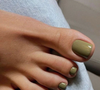 Pedicure verde oliva para o Natal 2025