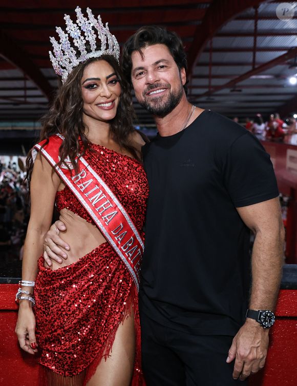 Juliana Paes posou com o marido, Carlos Eduardo Baptista, durante coroação de rainha de bateria da Viradouro para o carnaval 2026