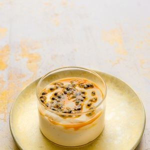 Para fazer, basta bater todos os ingredientes no liquidificador e levar ao fogo. Quando levantar fervura, desligar e levar à geladeira até gelar