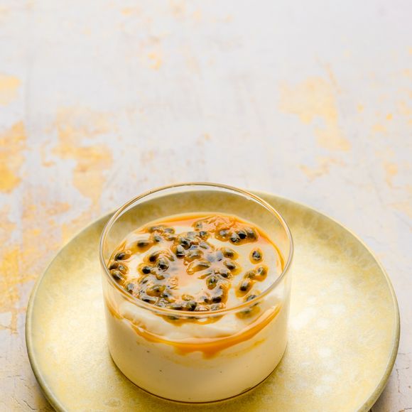 Para fazer, basta bater todos os ingredientes no liquidificador e levar ao fogo. Quando levantar fervura, desligar e levar à geladeira até gelar