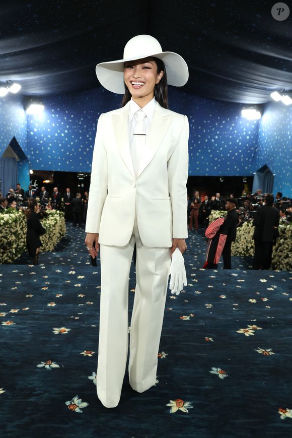 Atriz de 'Xógum', Anna Sawari usou look all white da Dior no MET Gala 2025.