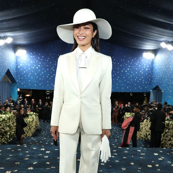 Atriz de 'Xógum', Anna Sawari usou look all white da Dior no MET Gala 2025.