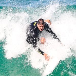 Rafael Vitti mostrou muita aptidão no surf em passagem pela praia nesta terça-feira (03)