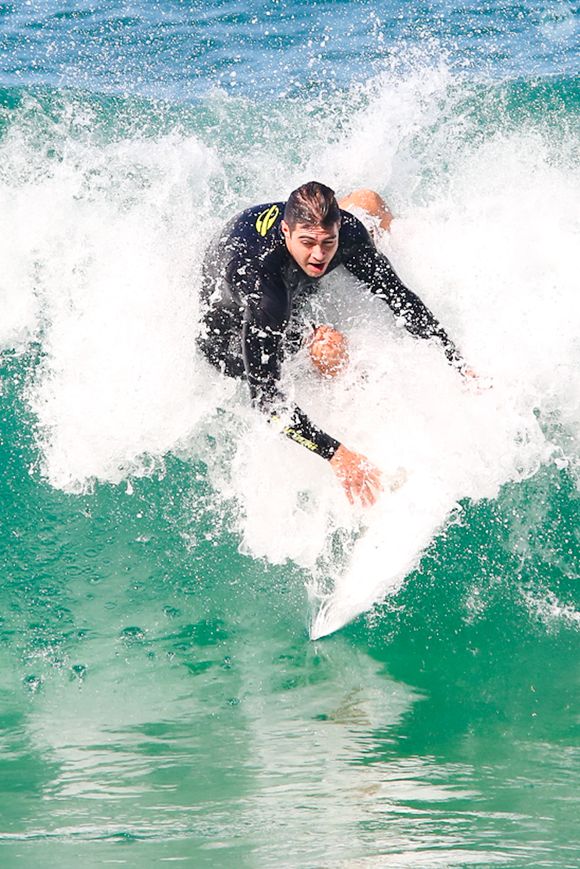 Rafael Vitti mostrou muita aptidão no surf em passagem pela praia nesta terça-feira (03)