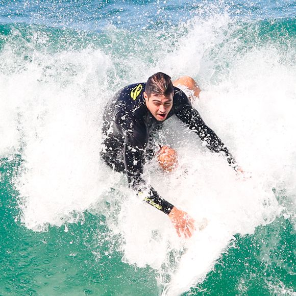 Rafael Vitti mostrou muita aptidão no surf em passagem pela praia nesta terça-feira (03)