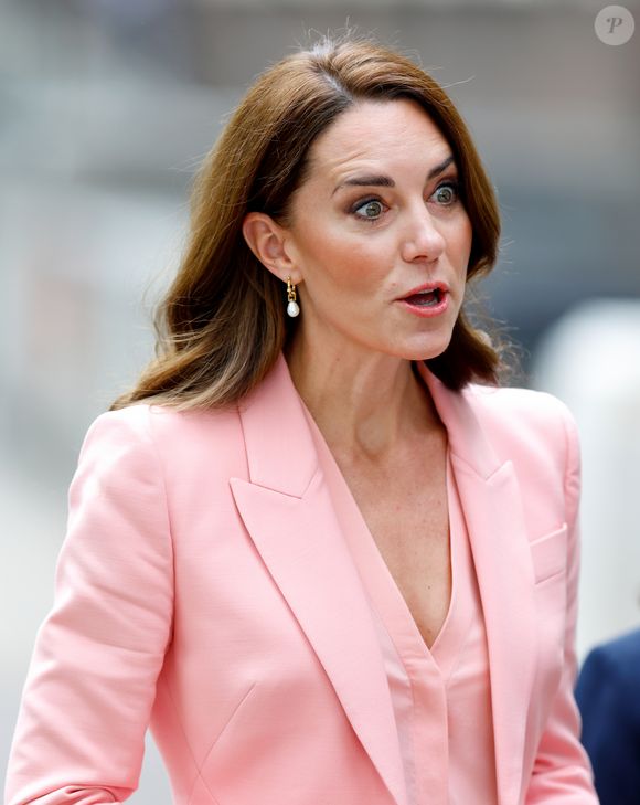 Kate Middleton virou destaque por ter usado a maior tiara de sua vida pública até então, a Oriental Circlet Tiara, que pertenceu originalmente à Rainha Vitória