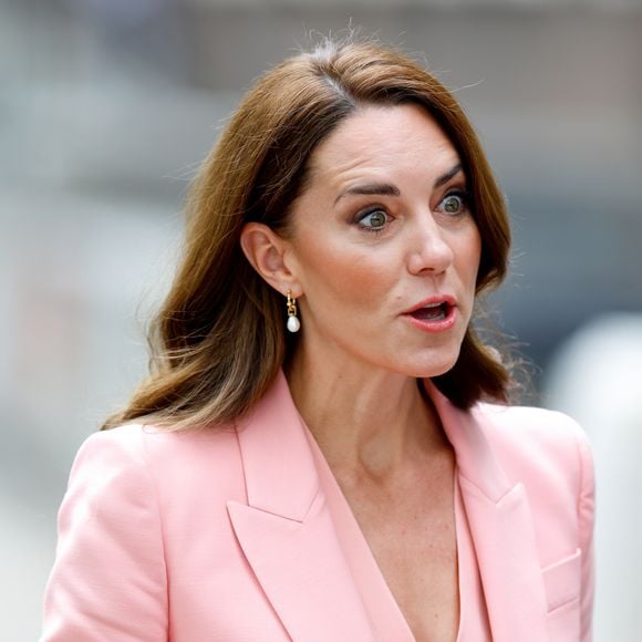 Kate Middleton virou destaque por ter usado a maior tiara de sua vida pública até então, a Oriental Circlet Tiara, que pertenceu originalmente à Rainha Vitória