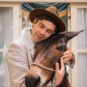 'Êta Mundo Melhor!’ traz a história de Candinho (Sergio Guizé) e seu inseparável amigo, Policarpo