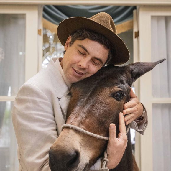 'Êta Mundo Melhor!’ traz a história de Candinho (Sergio Guizé) e seu inseparável amigo, Policarpo