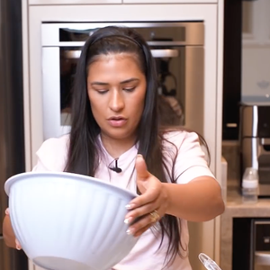 Durante a gravação de uma receita publicada em seu canal do YouTube, Simone Mendes revelou que não come mais massa de bolo crua